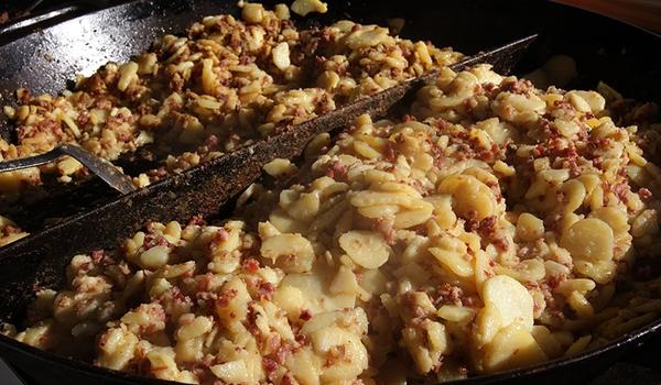 Bratkartoffeln vor Ort aus der Riesenpfanne (Kartoffelfest, Dieter Söder, Wennebostel)