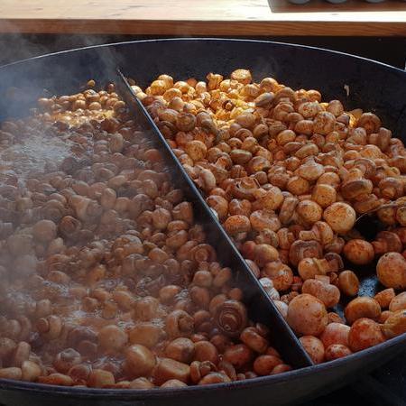 Frische Champingnonpfanne für eine Firmenfeier